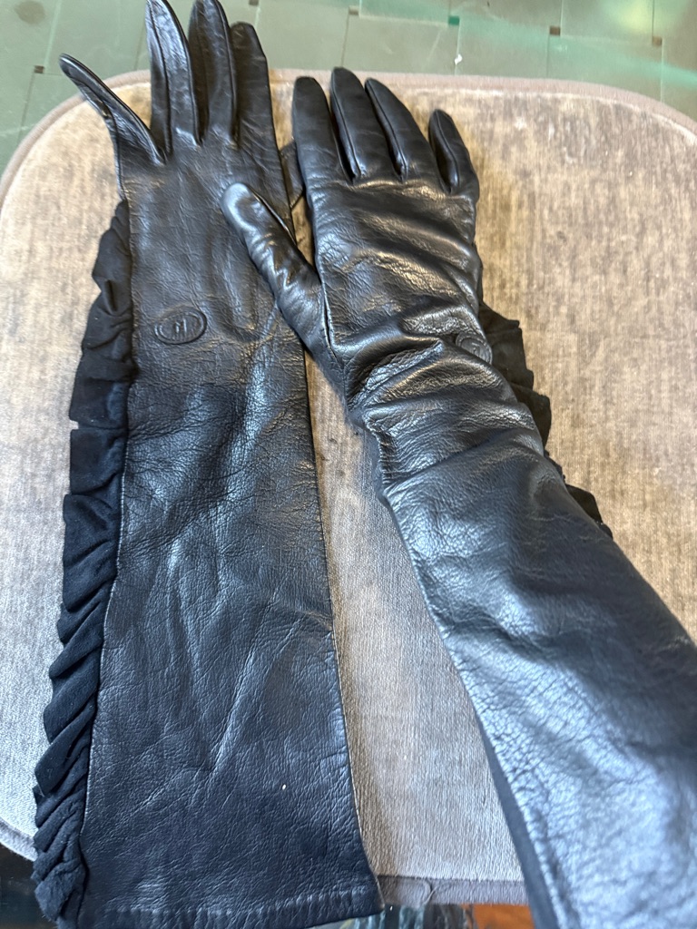 Fendi Black Long Leather Gloves With Ruffle Trim